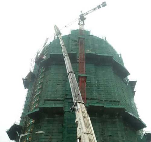 西林吊车在工地上作业